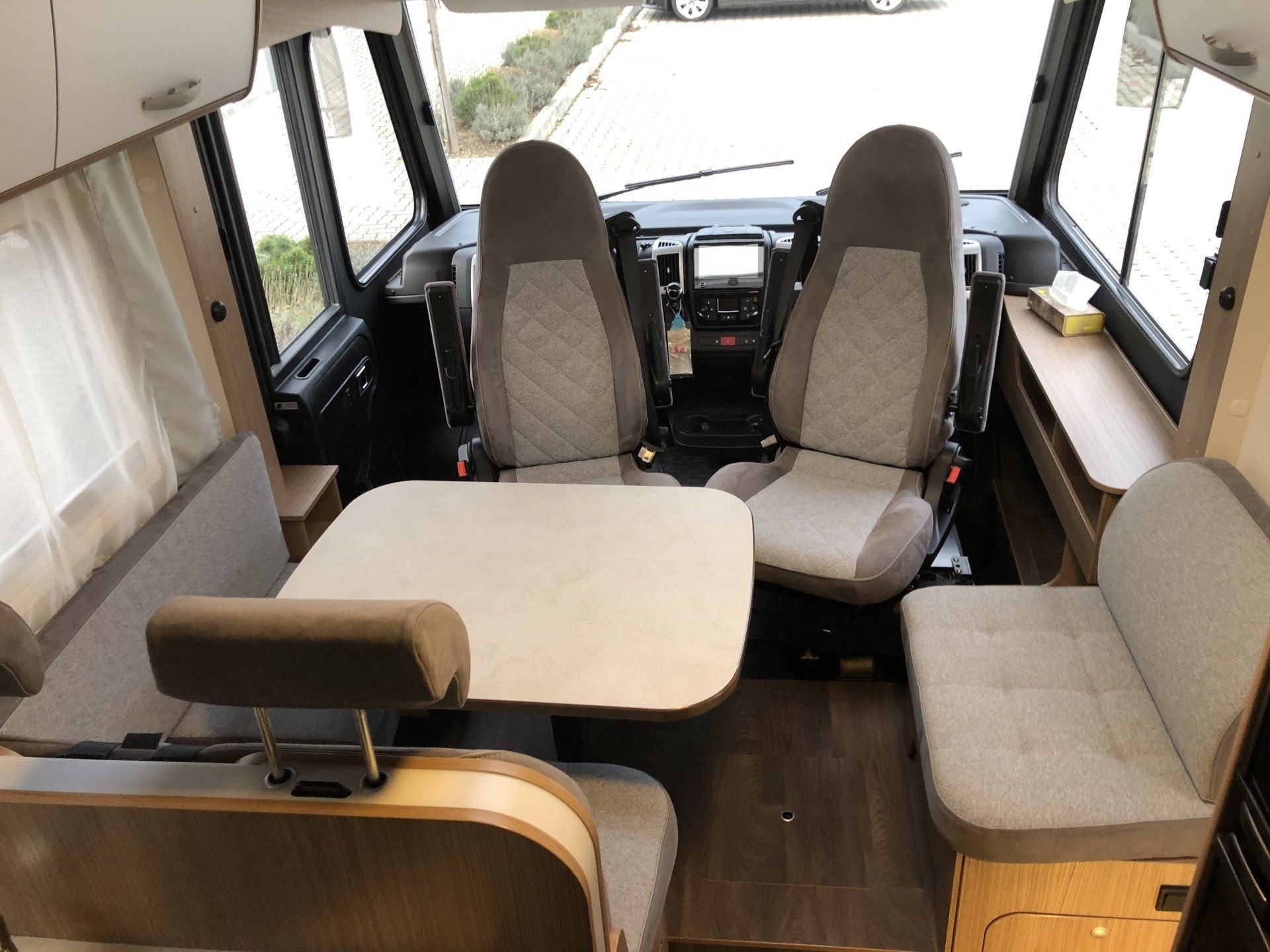 Das Innere eines Wohnmobils mit Tisch und Stühlen.