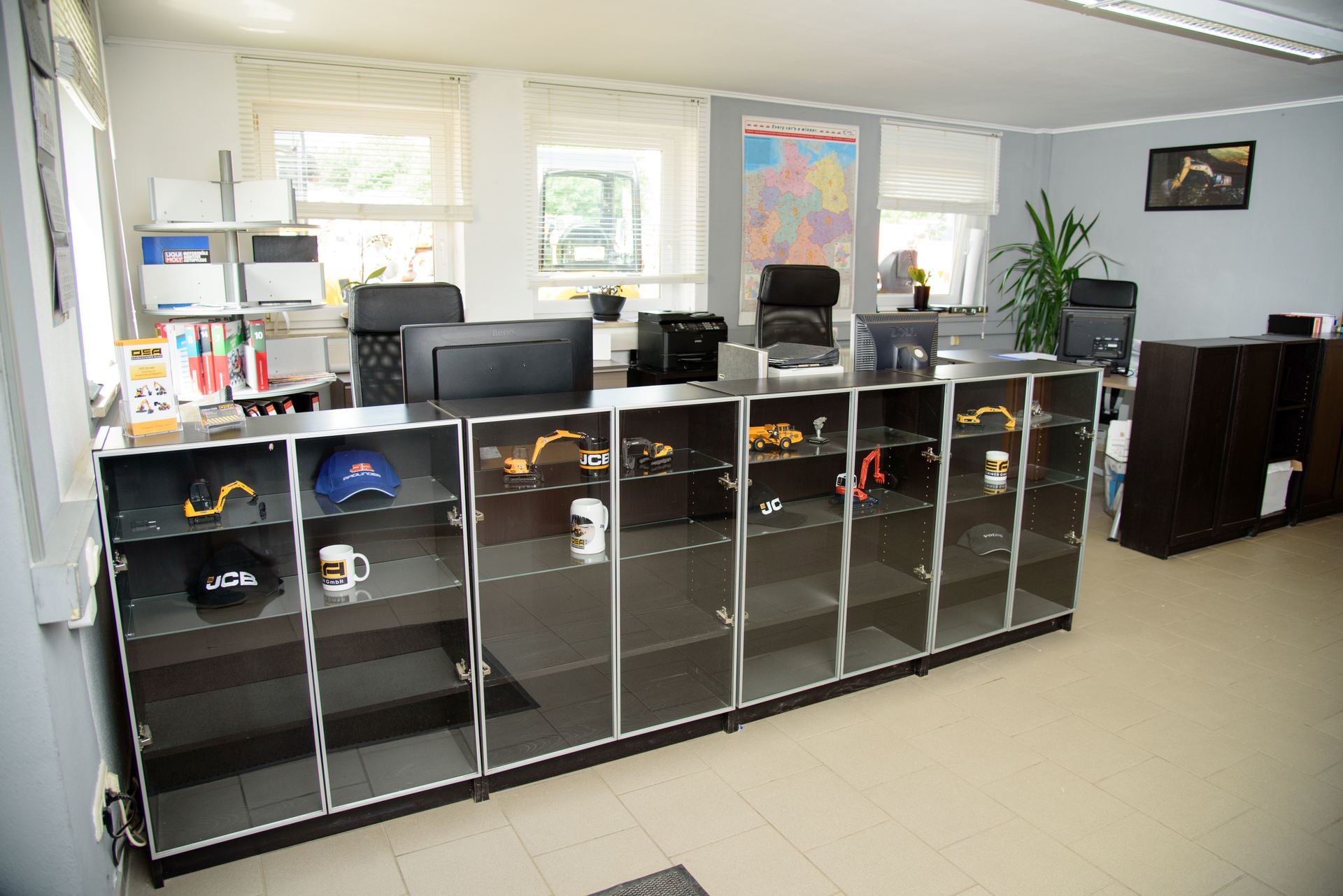 Ein Raum mit vielen Regalen und einer Karte an der Wand