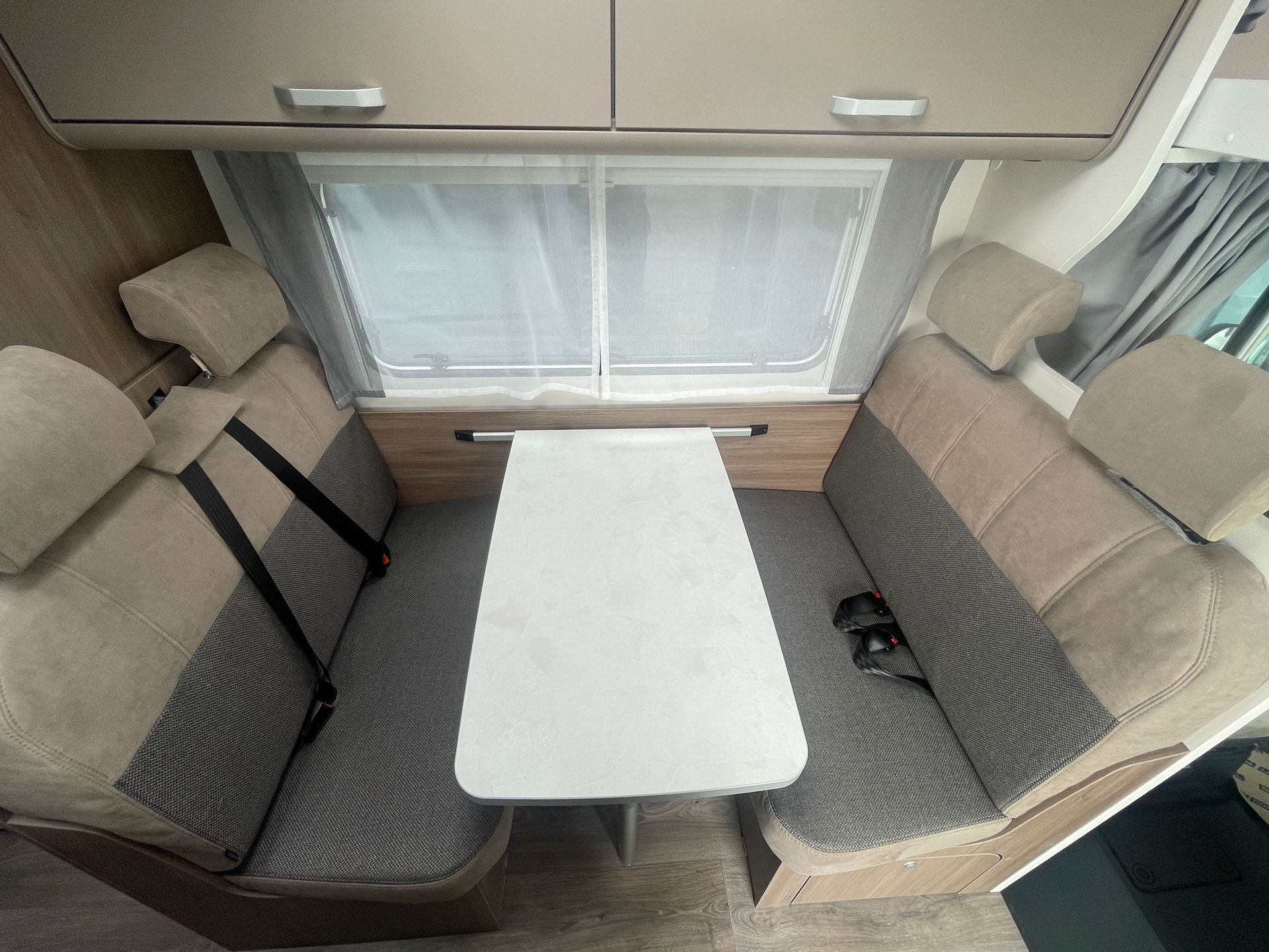 Das Innere eines Wohnmobils mit Tisch und Stühlen.