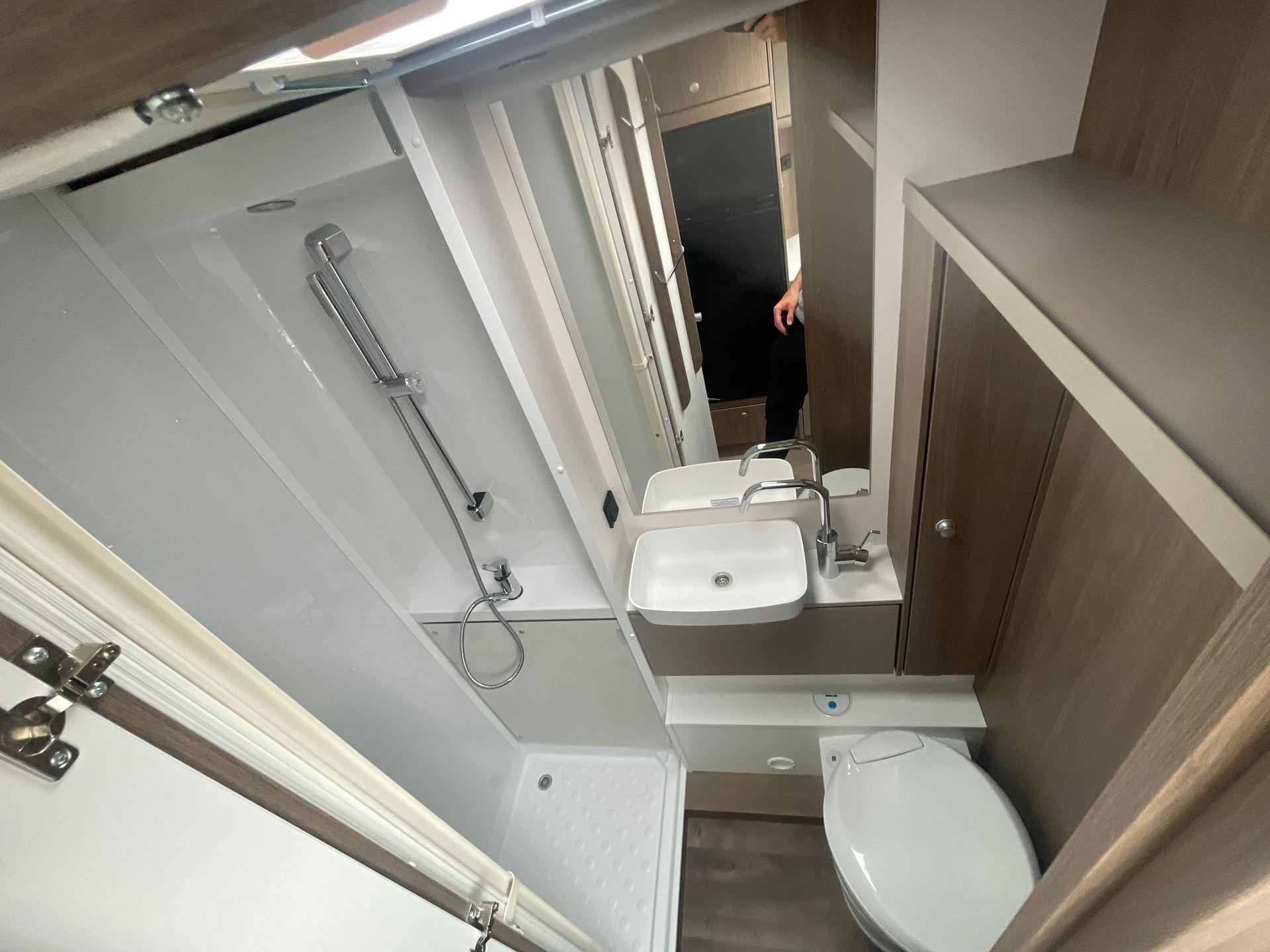 Ein Badezimmer mit Toilette, Waschbecken und Dusche.