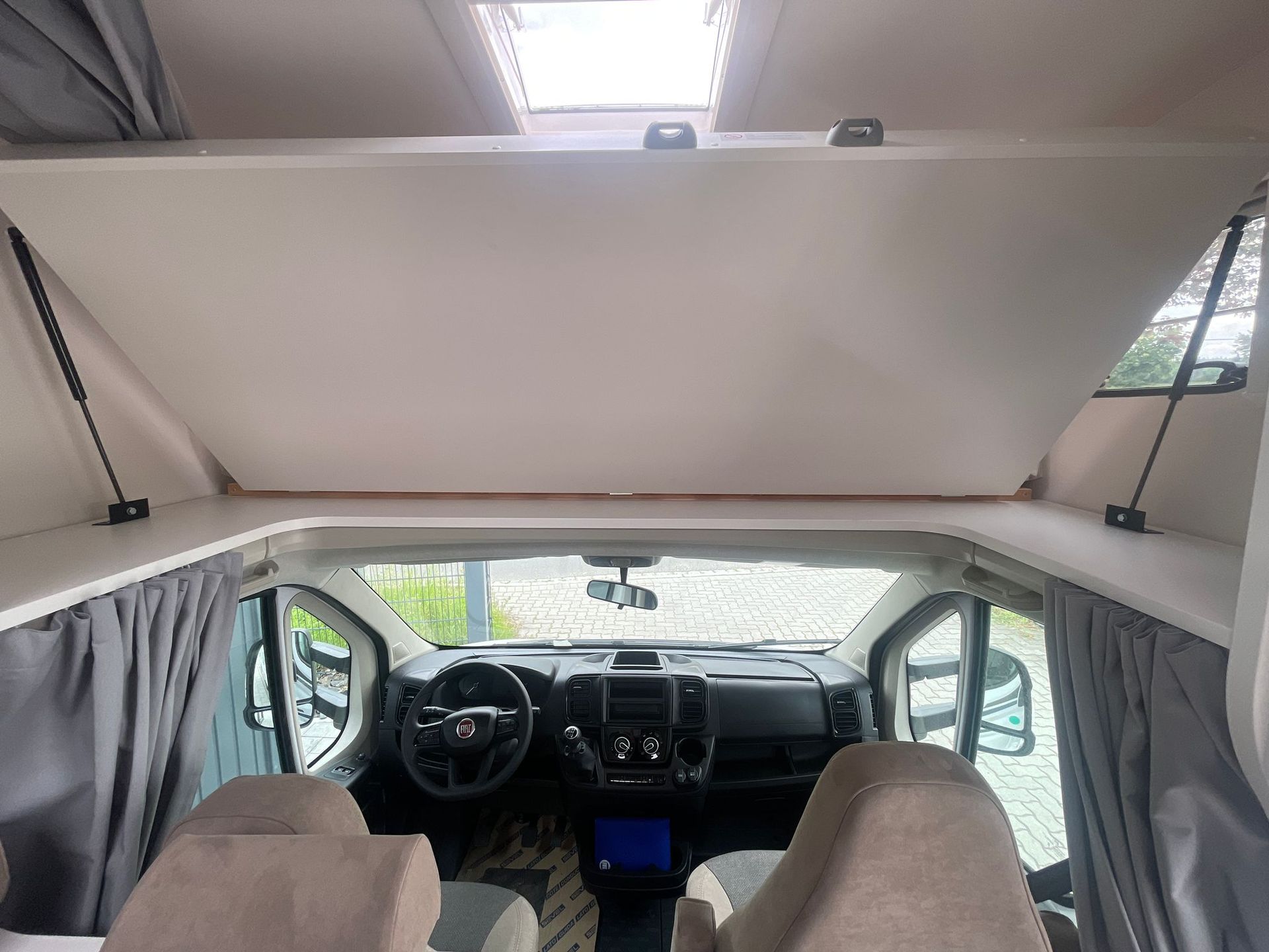 Das Innere eines Wohnmobils mit geschlossenem Dach.
