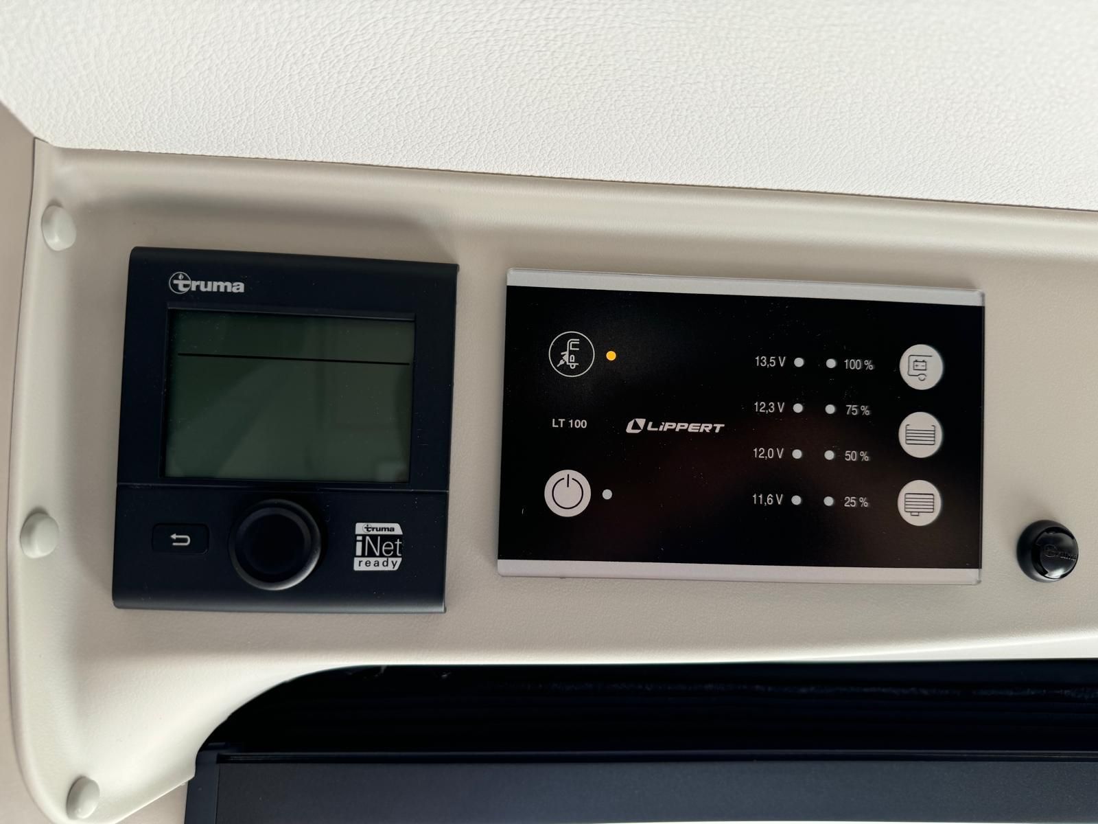 RV-Bedienfeld mit Truma-Heizungssteuerung und Lürrby-Bedienfeld.