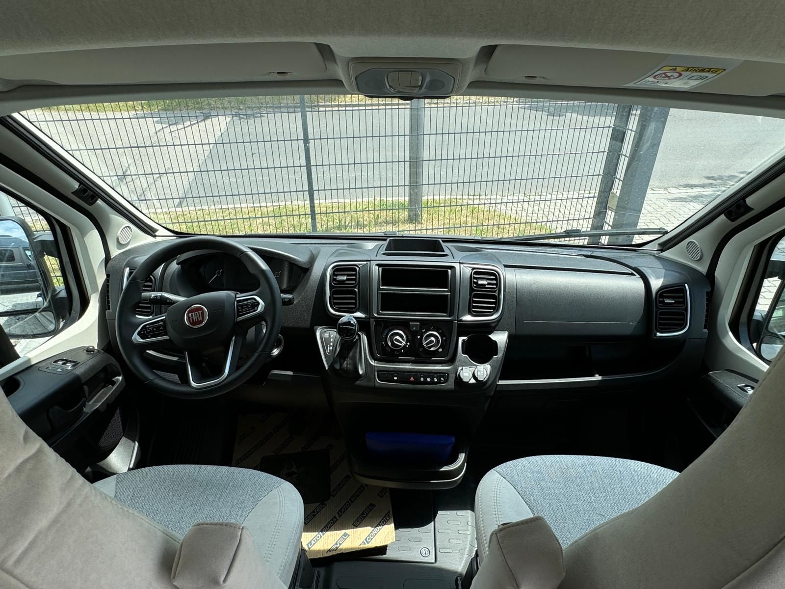 Innenansicht des Cockpits eines Fiat Ducato Wohnmobils, Armaturenbrett und Lenkrad sind sichtbar.