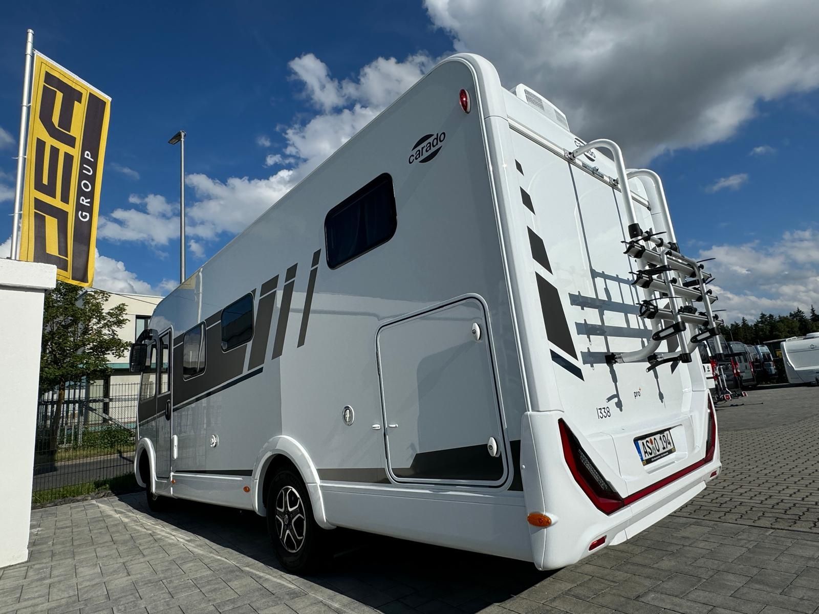 Ein großes weißes Wohnmobil steht auf einem Parkplatz