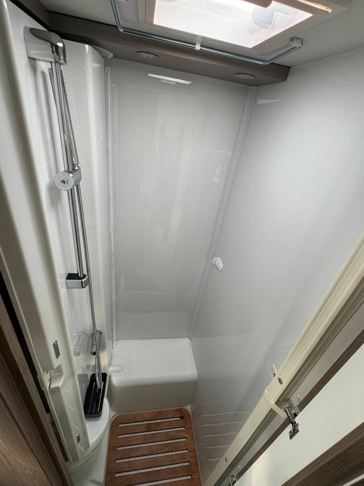 Ein Badezimmer mit Dusche und Holzboden.