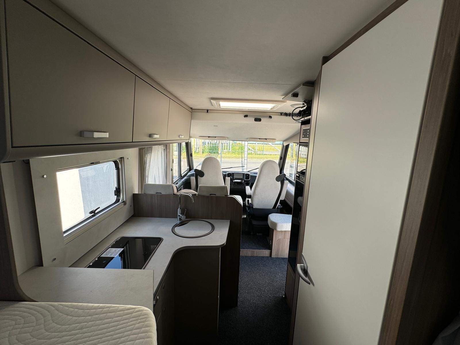 Das Innere eines Wohnmobils mit einem Waschbecken und einem Fenster