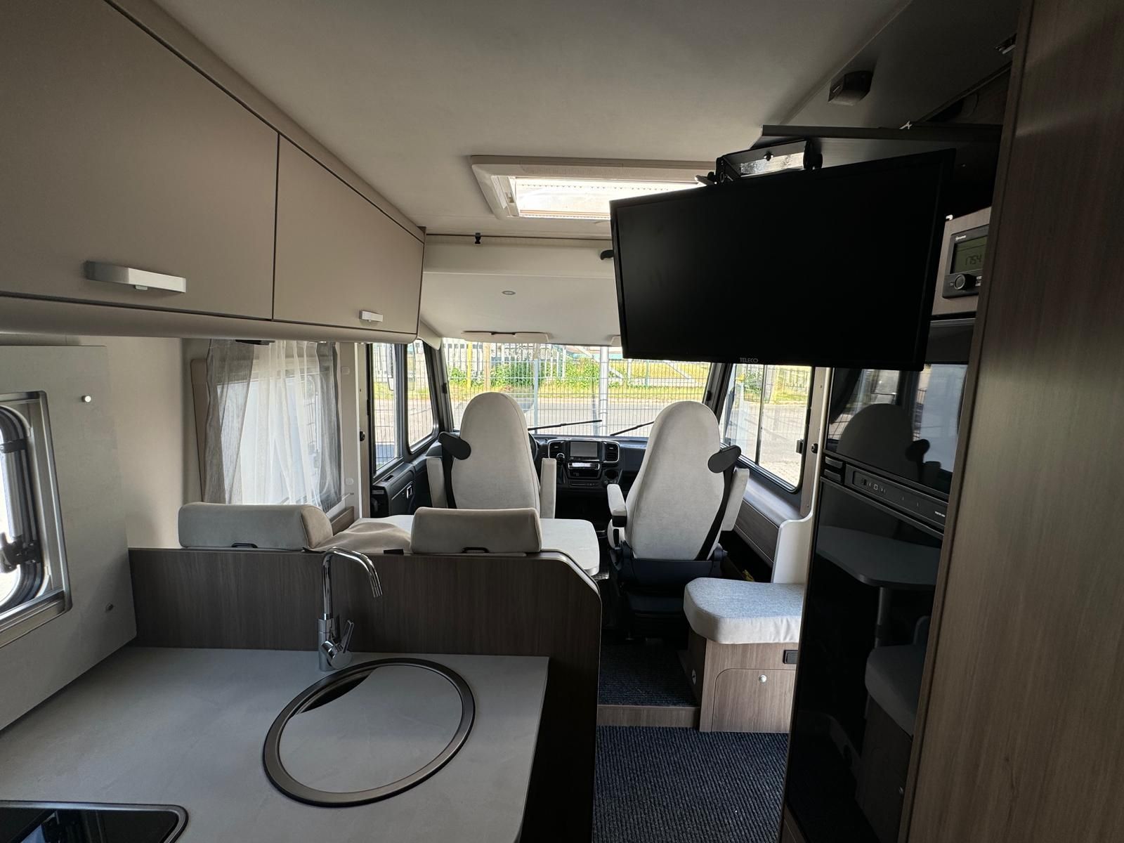 Das Innere eines Wohnmobils mit einem an der Wand montierten Flachbildfernseher.