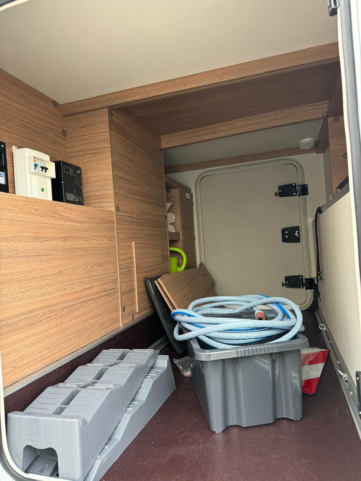 Das Innere eines Wohnmobils mit einem Schlauch darin.