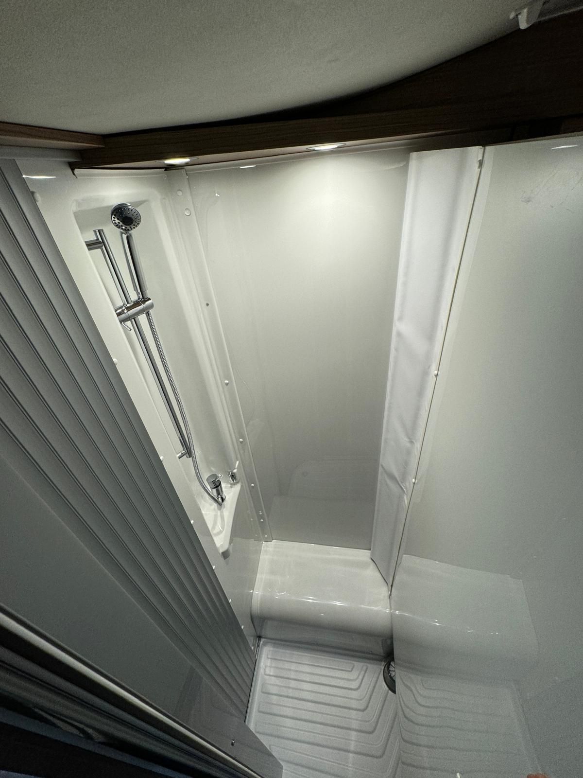 Ein Badezimmer mit Dusche und Toilette