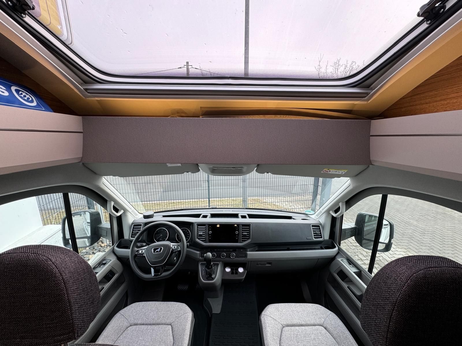 Der Innenraum eines Wohnmobils mit einem Dachfenster.