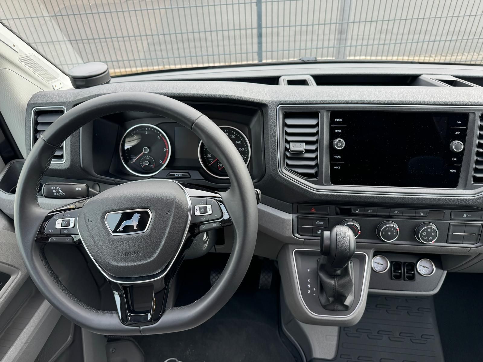 Der Innenraum eines Autos mit Lenkrad und Armaturenbrett.