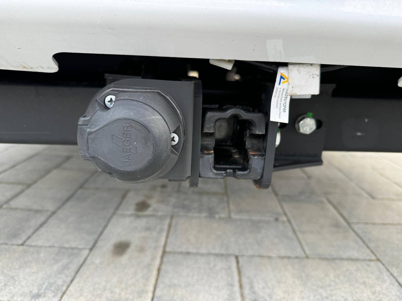 Eine Nahaufnahme eines Abschlepphakens an der Rückseite eines Autos.