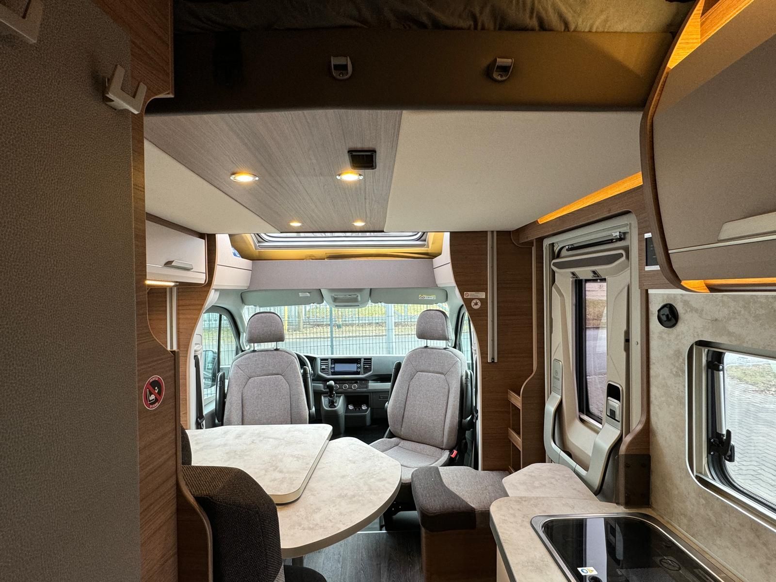 Das Innere eines Wohnmobils mit Tisch und Stühlen