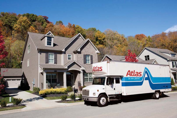 2 men unloading packages - Moving Companies in Everett, WA