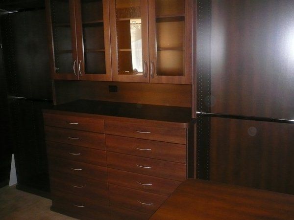 A kitchen with lots of cabinets and drawers