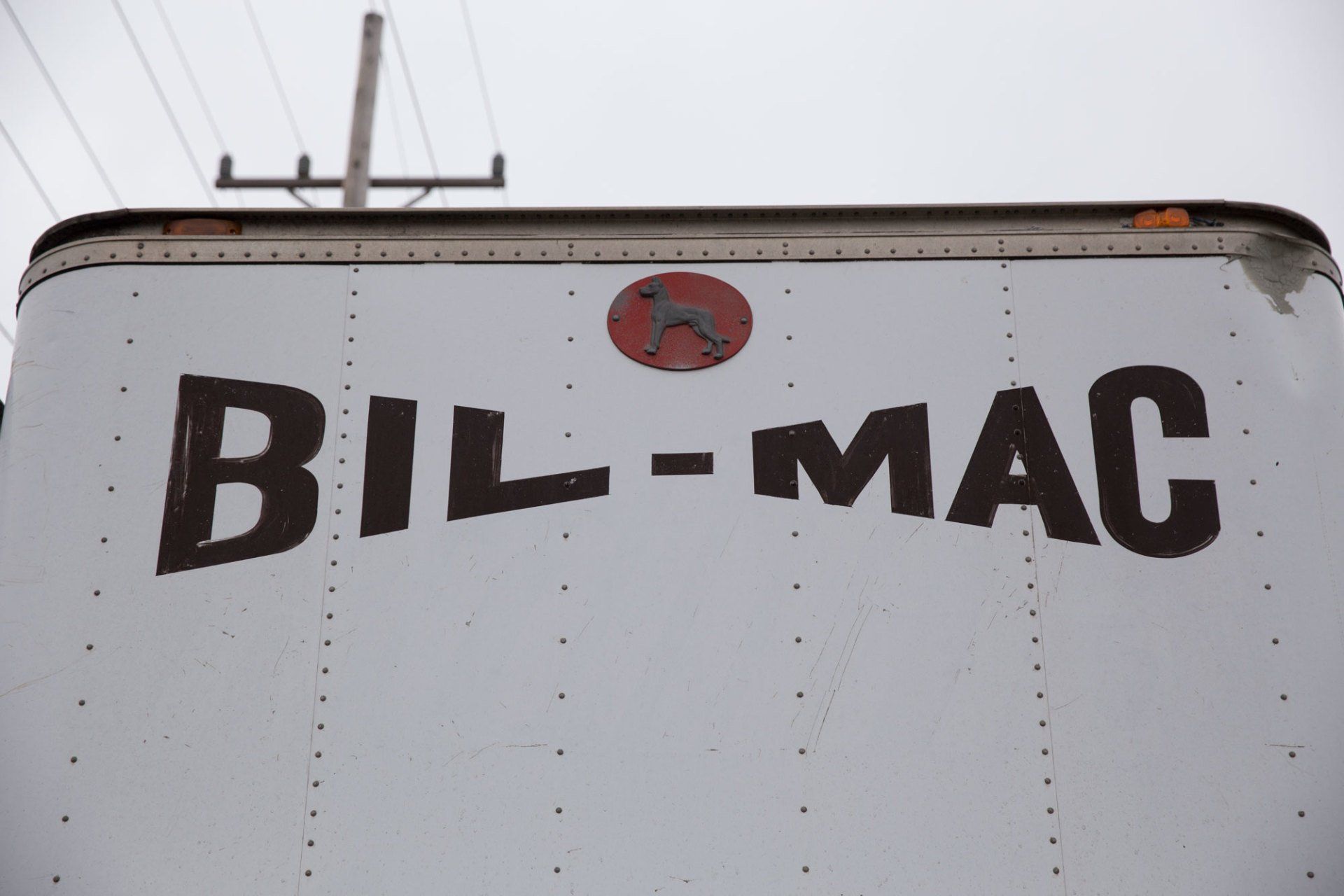 A white truck with the word bil-mac painted on it