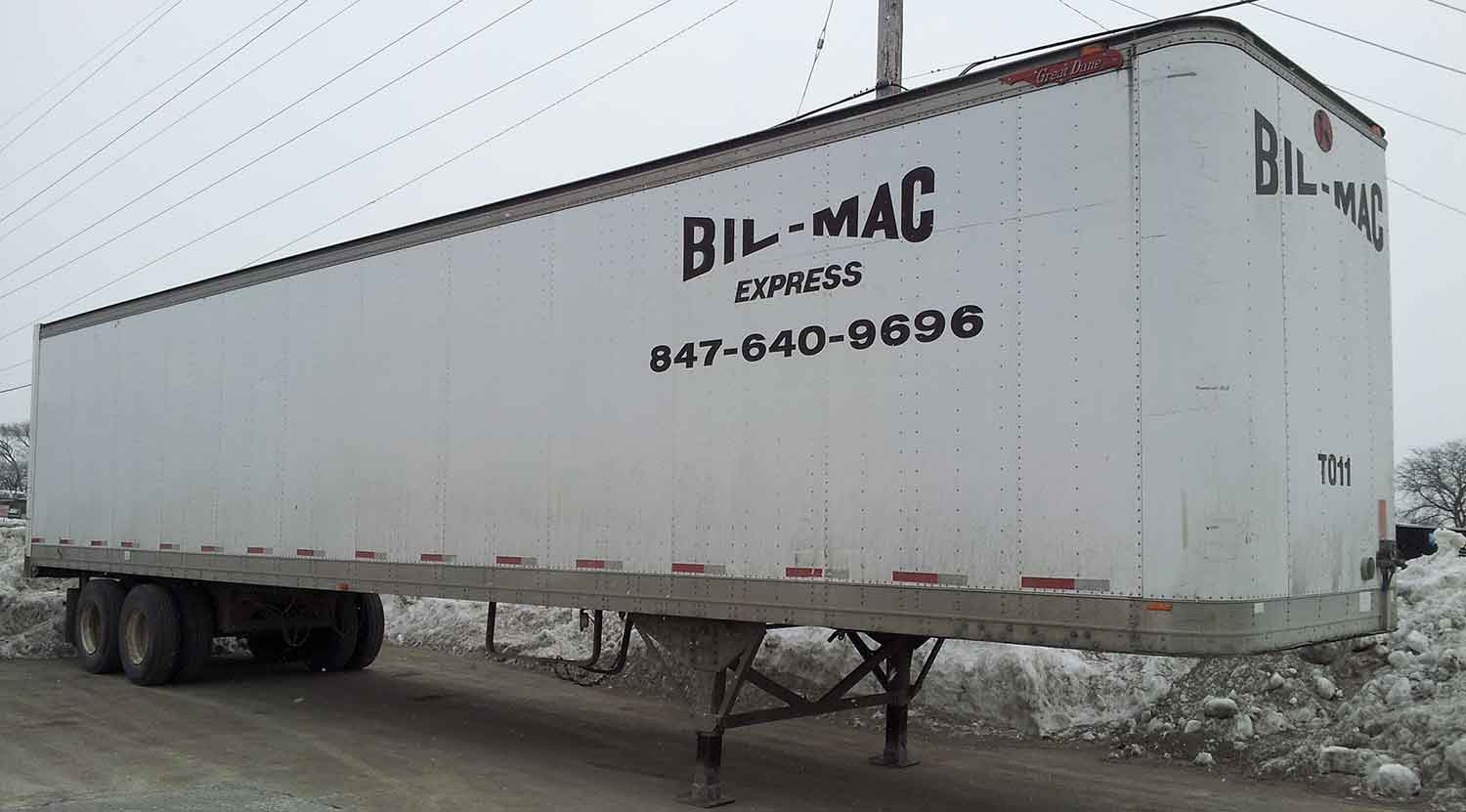 A white trailer with the word bil-mac on it