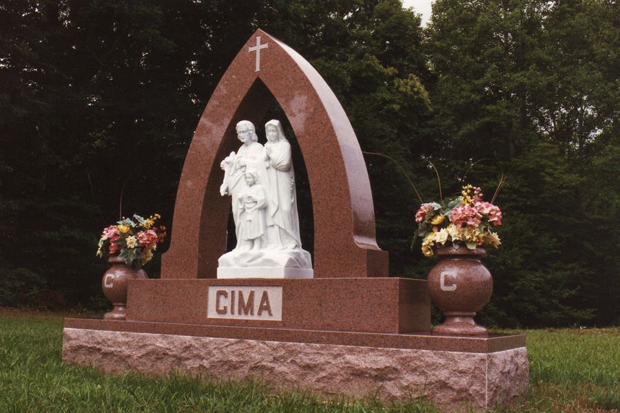 A monument with the name cima on it