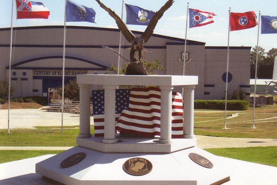 A statue in front of a building that says state of alabama