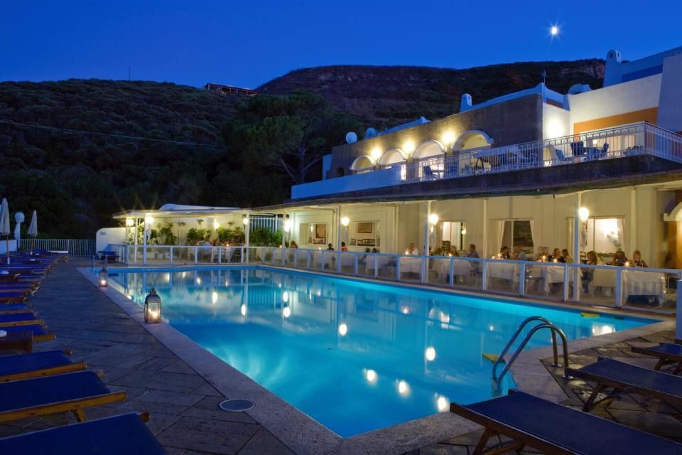 hotel con piscina notturno
