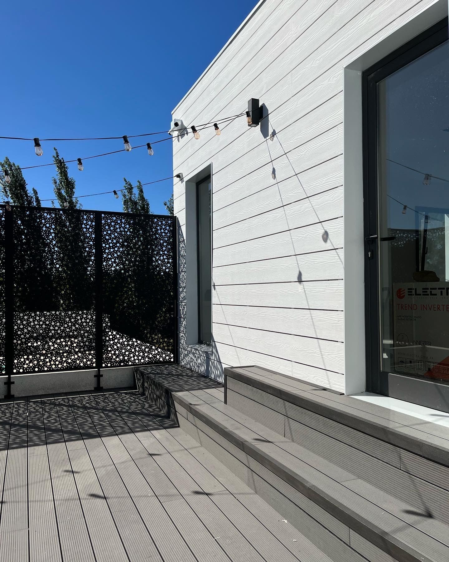 Un edificio blanco con escaleras que conducen hasta él.