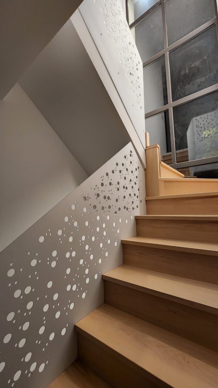 Un conjunto de escaleras de madera que conducen al segundo piso de un edificio.