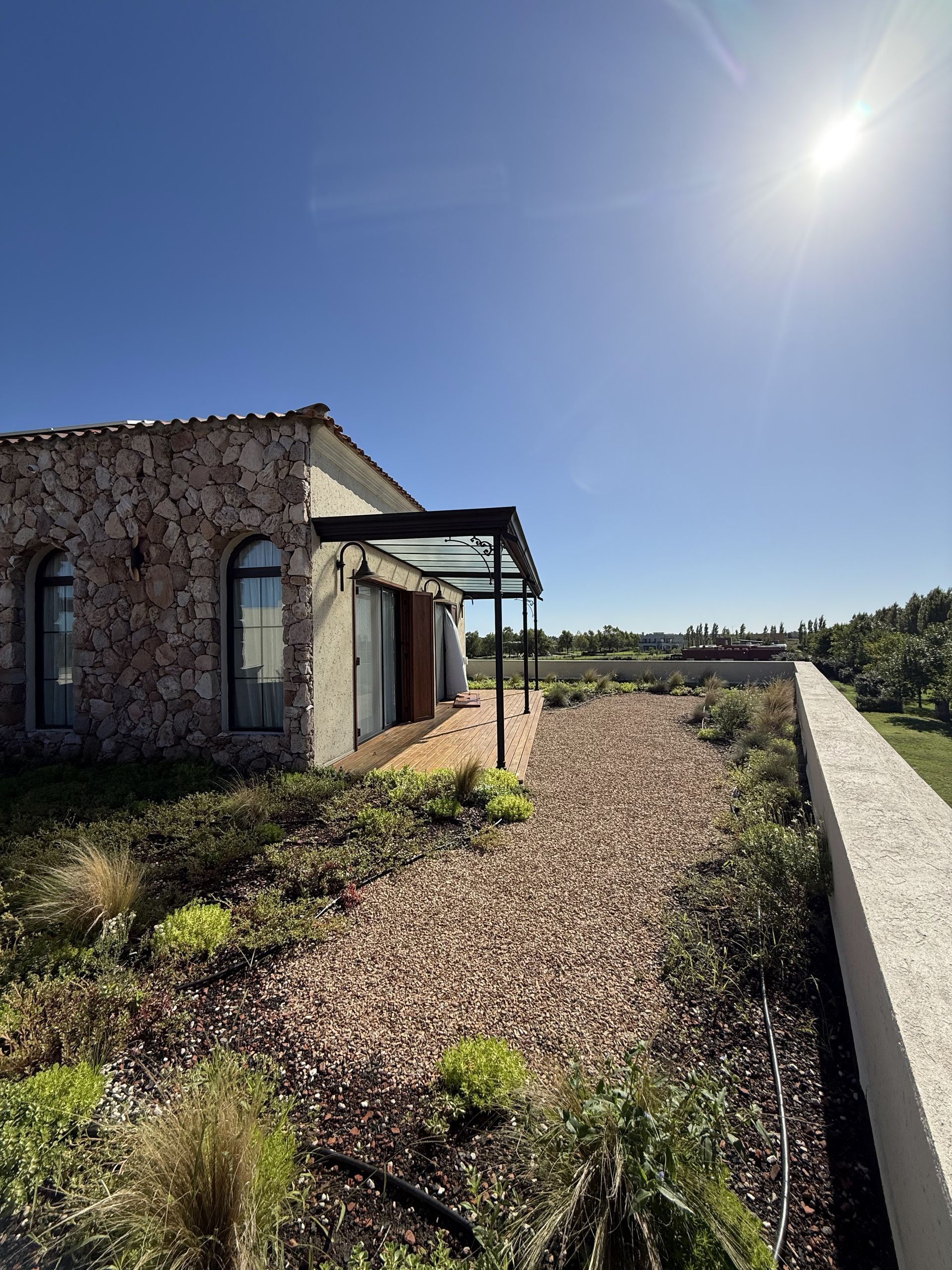 Una casa de piedra con una pasarela que conduce a ella.