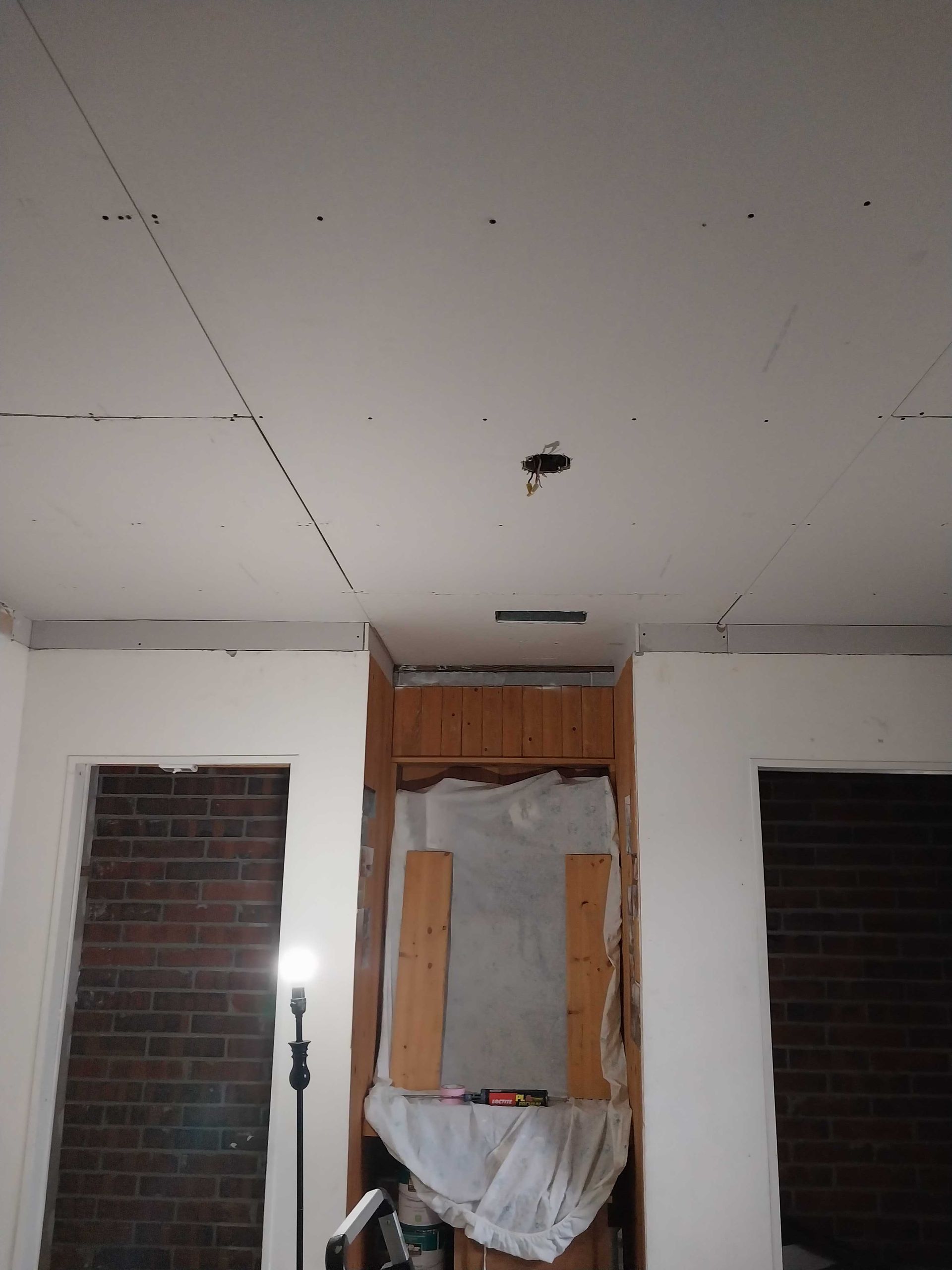 A room that is being built with wooden beams and a skylight.