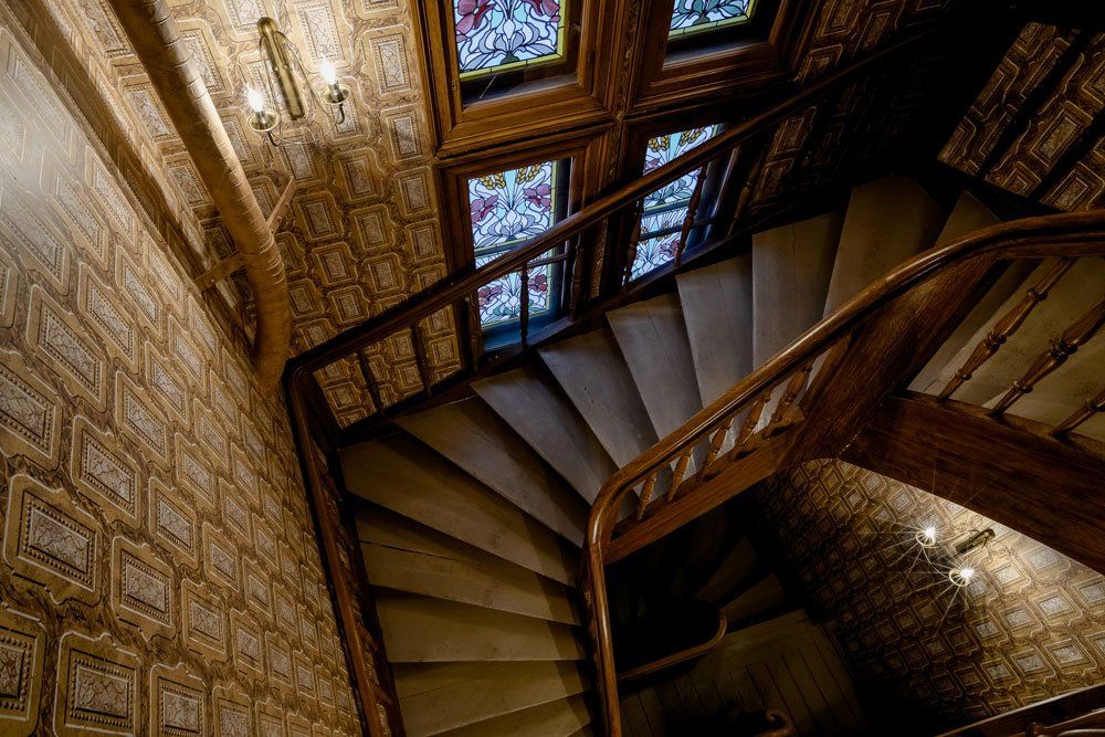 tumša trepju telpa ar sienas lampām