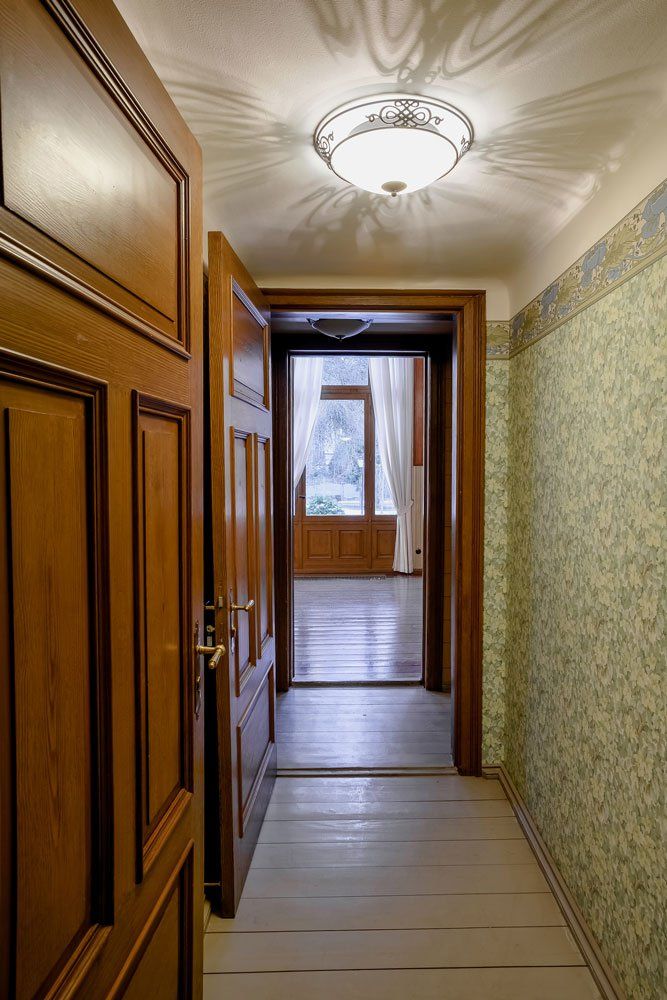 garš koridors un griestu lampa