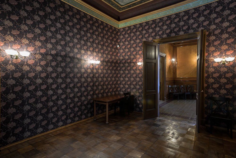 tumša telpa ar sienas lampām