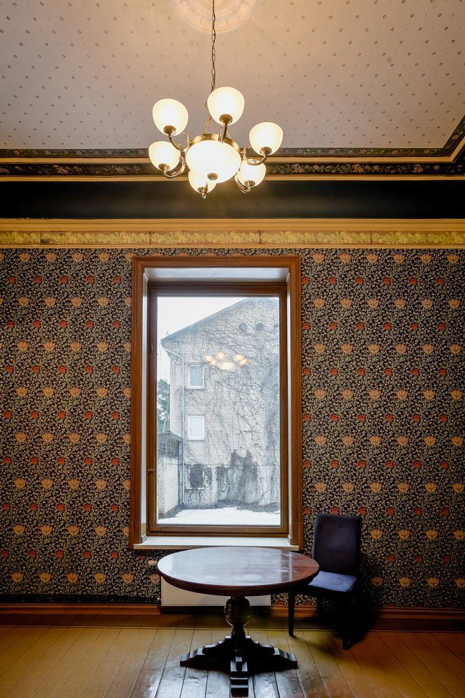 kafijas galdiņš un lustra