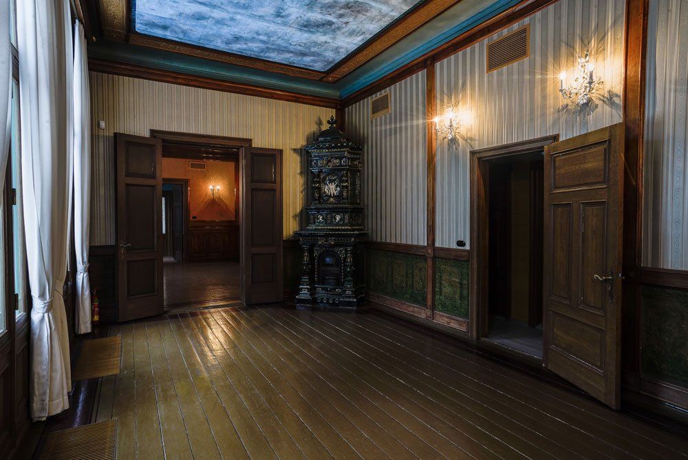 tumša telpa ar apgaismojumu