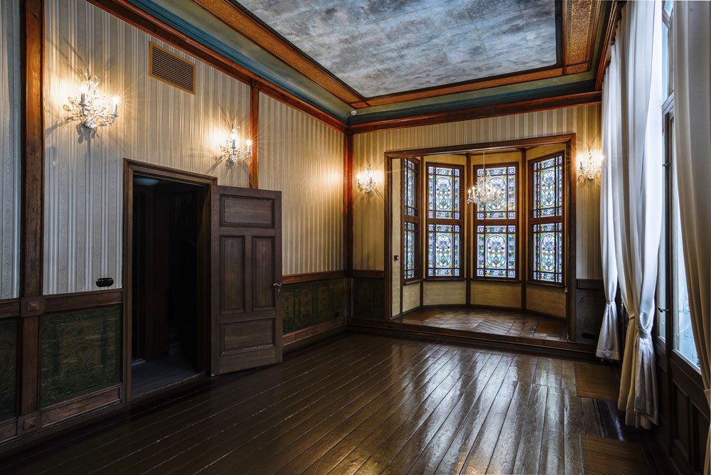 tukša telpa ar vairākām sienas lampām