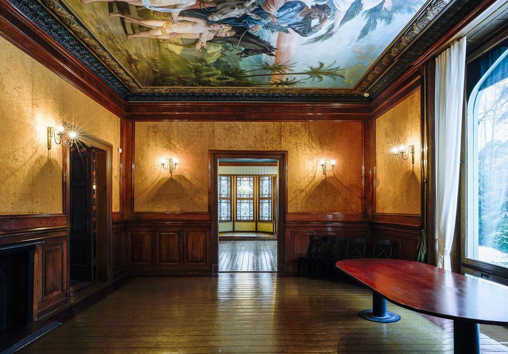 telpa ar vairākām sienas lampām