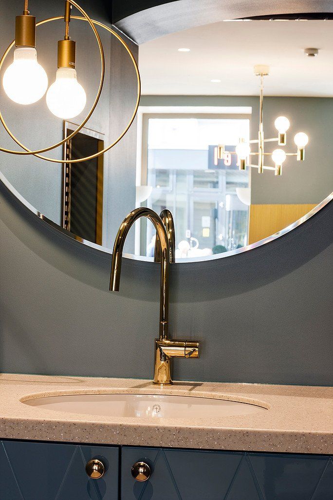 tumša siena un zelta krāsas krāns