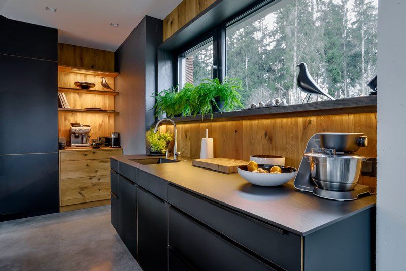 virtuves mēbeles pēc pasūtījuma melnas