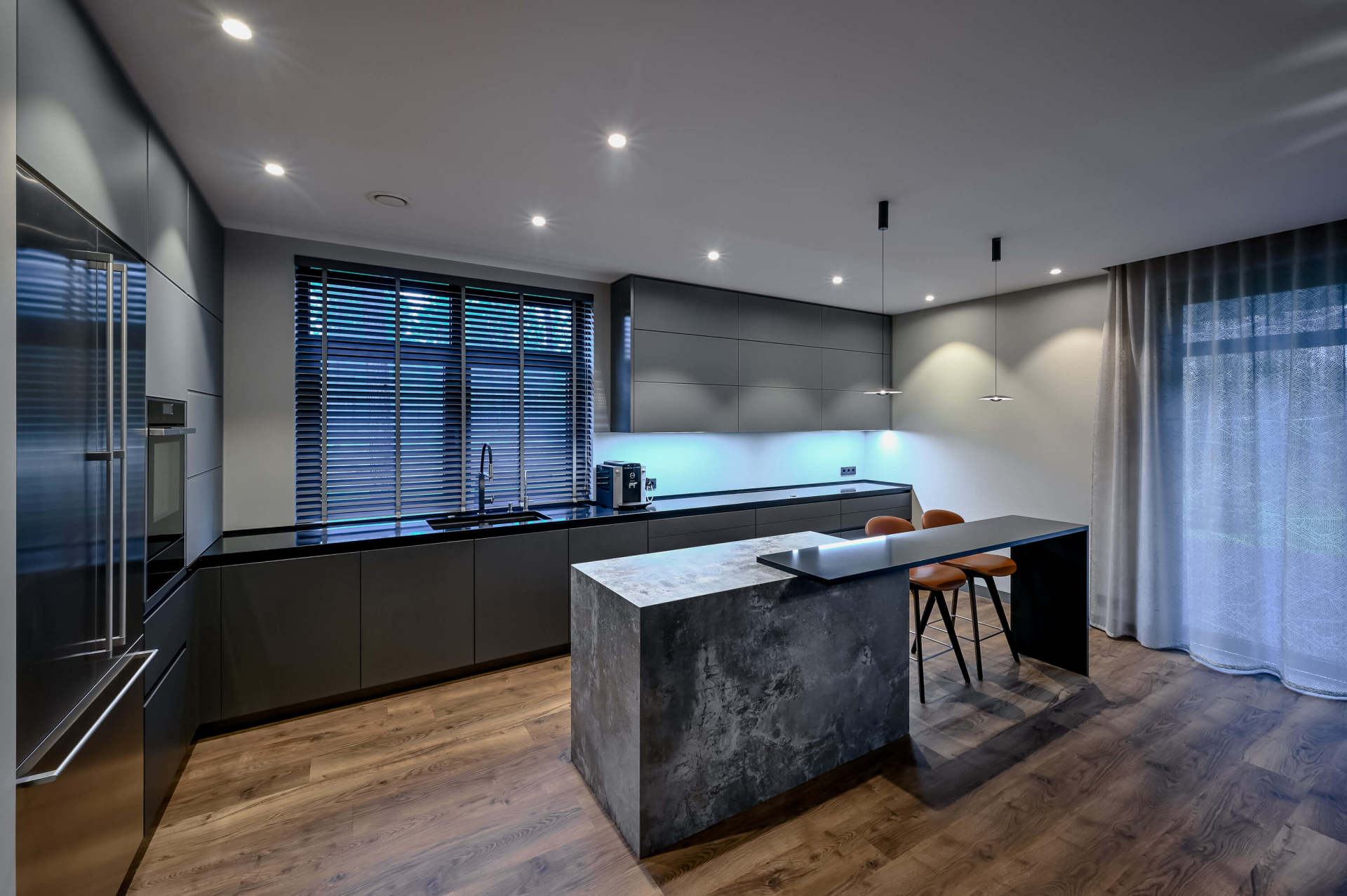 moderna virtuve pēc pasūtījuma ar dažādiem interjera akcentiem