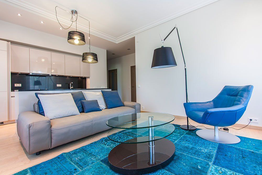 dzīvojamā istaba ar zilu interjeru