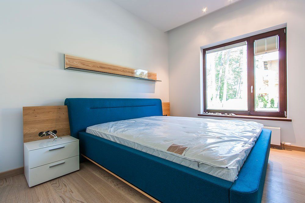 guļamistaba ar zilu gultu