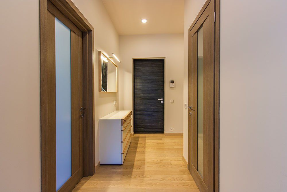 koridors ar kumodi, spoguli un lampu