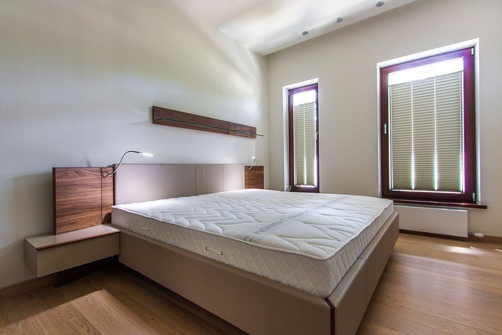 guļamistaba ar divvietīgo gultu, kurai ir koka karkass