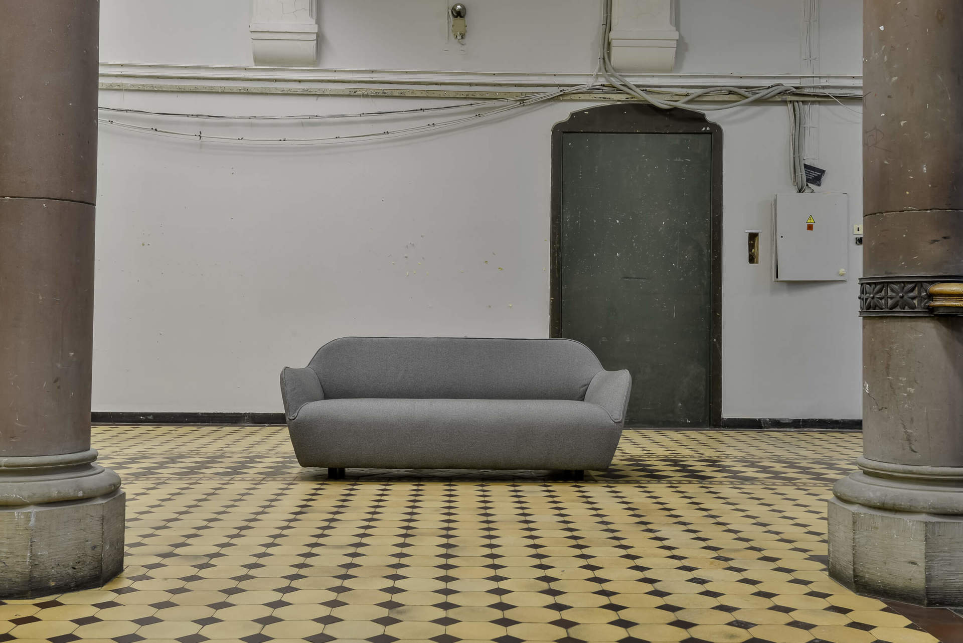 pelēks auduma dīvāns