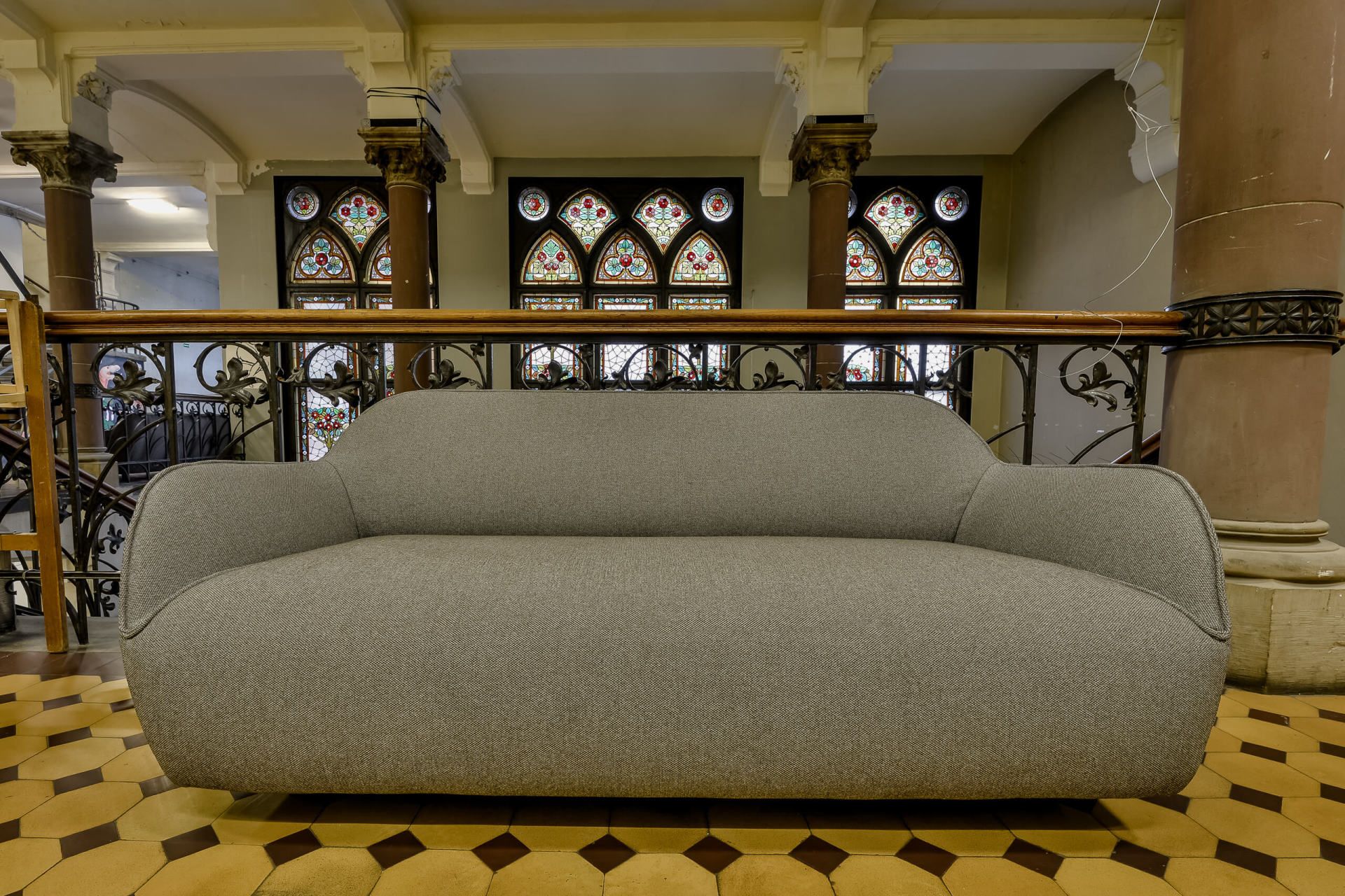 gaiši pelēks dīvāns