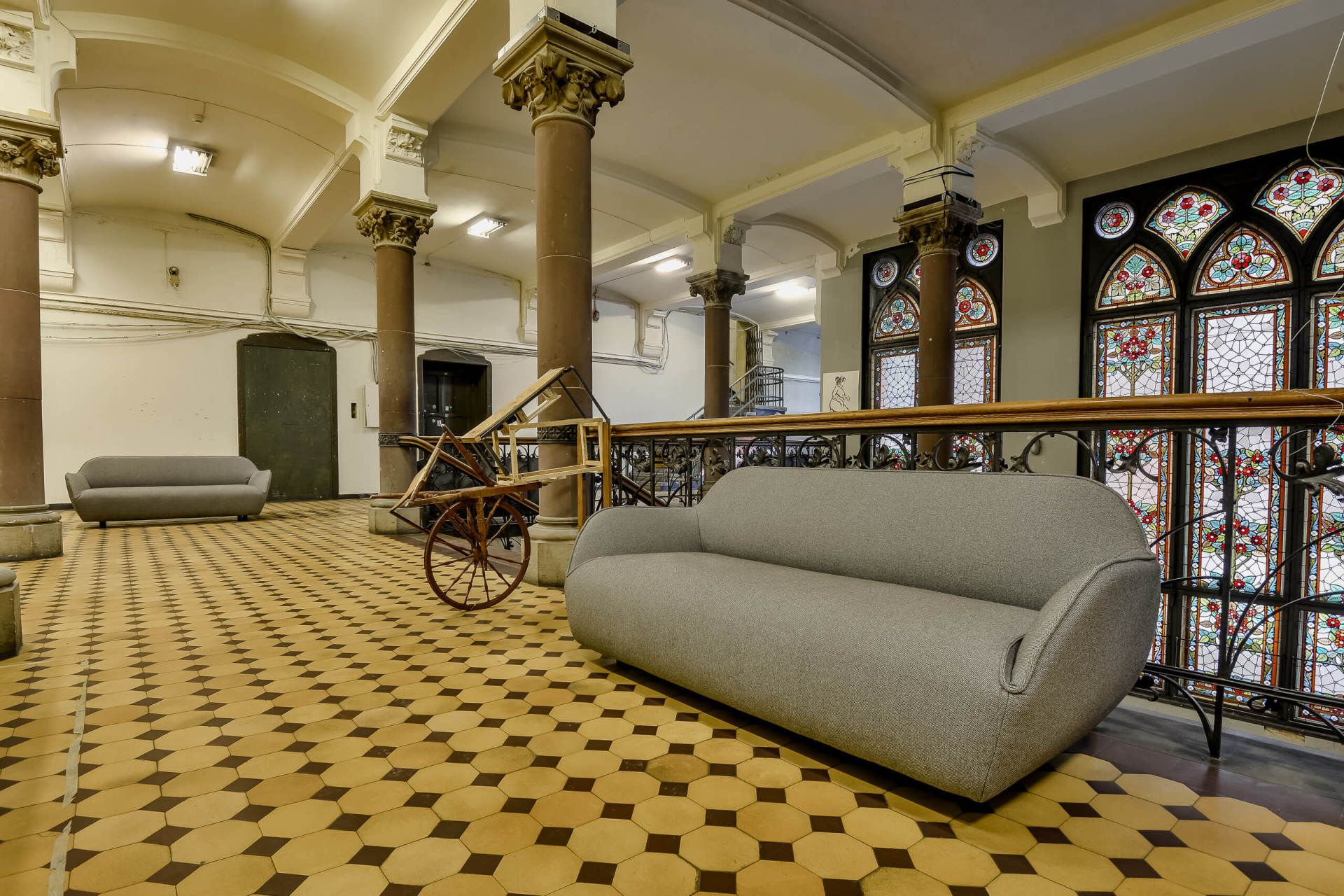 gaiši pelēks auduma dīvāns