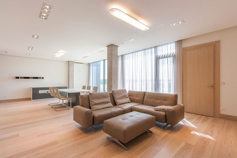 rezidence pērle ar brūniem dīvāniem