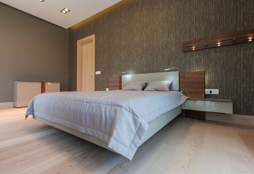 guļamistaba ar lielu gultu un interjera dizainu