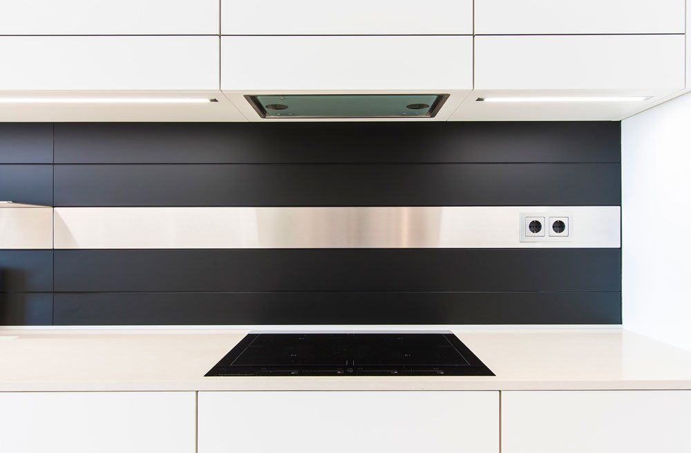 interjera dizains virtuvē melns ar baltu