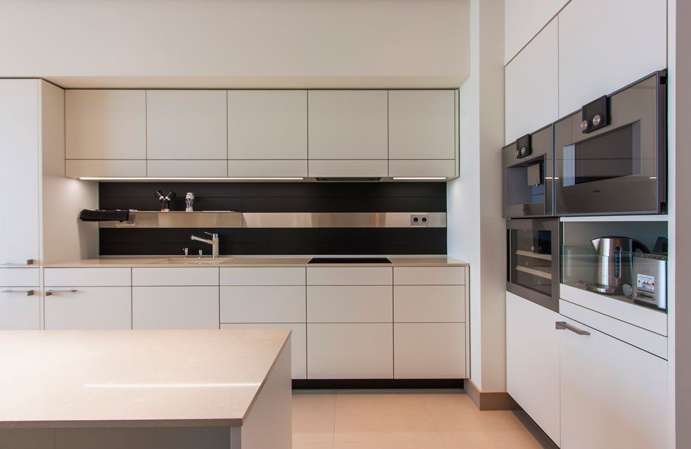 interjera dizaina virtuve ar mēbelēm un aprīkojumu