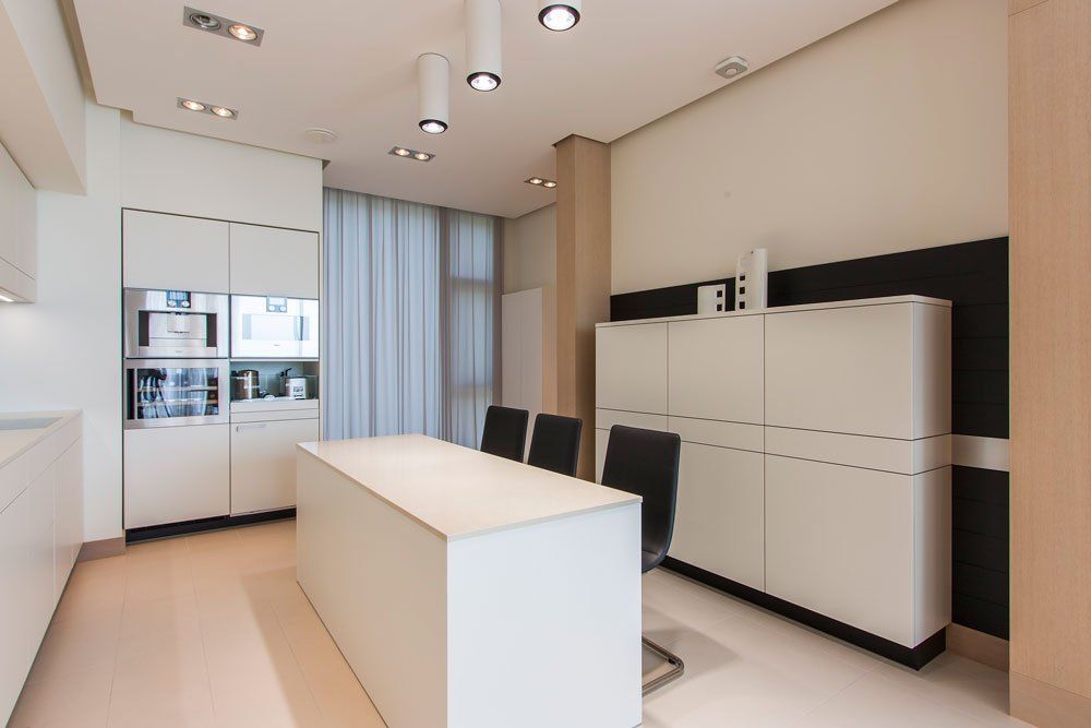 moderna virtuve ar mēbelēm un aprīkojumu